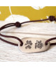 Les Empreintes : bracelet galet carré en argent sur cordon