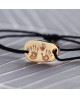 Les Empreintes : bracelet galet carré en or jaune sur cordon