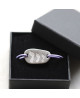 Les Empreintes : bracelet galet carré en argent sur cordon